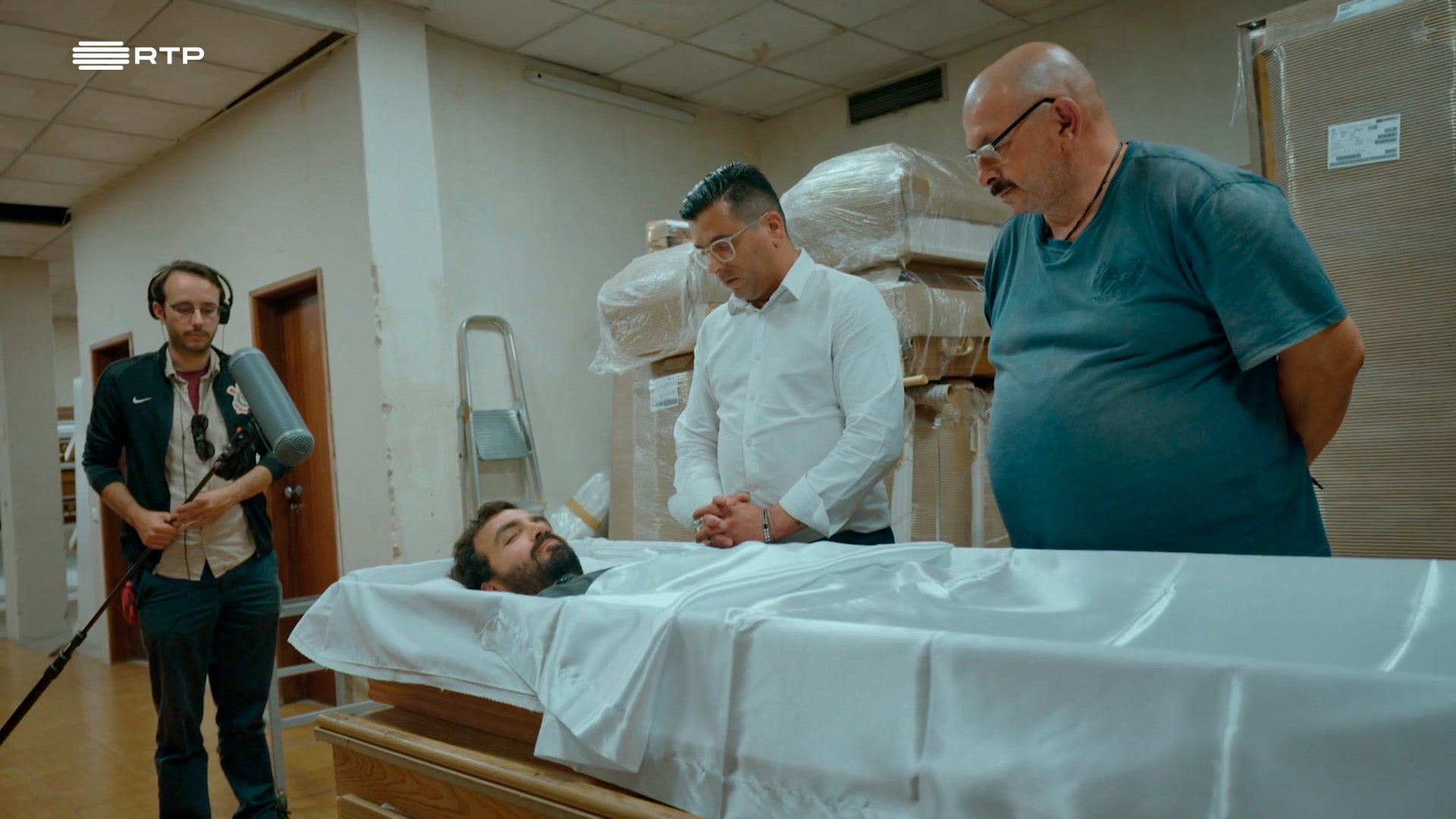 Imagem de Sou Menino Para Ir - Trabalhar Numa Agência Funerária
